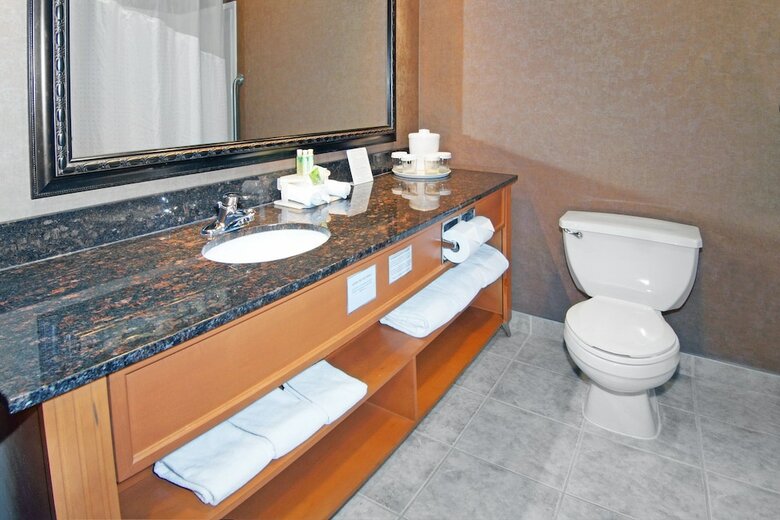 Holiday Inn Express Hotel & Suites