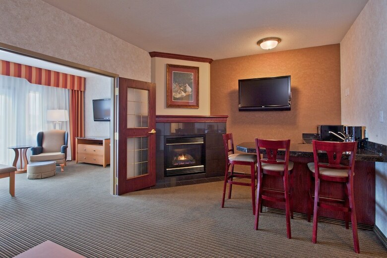 Holiday Inn Express Hotel & Suites