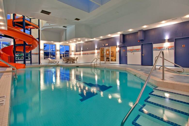 Holiday Inn Express Hotel & Suites