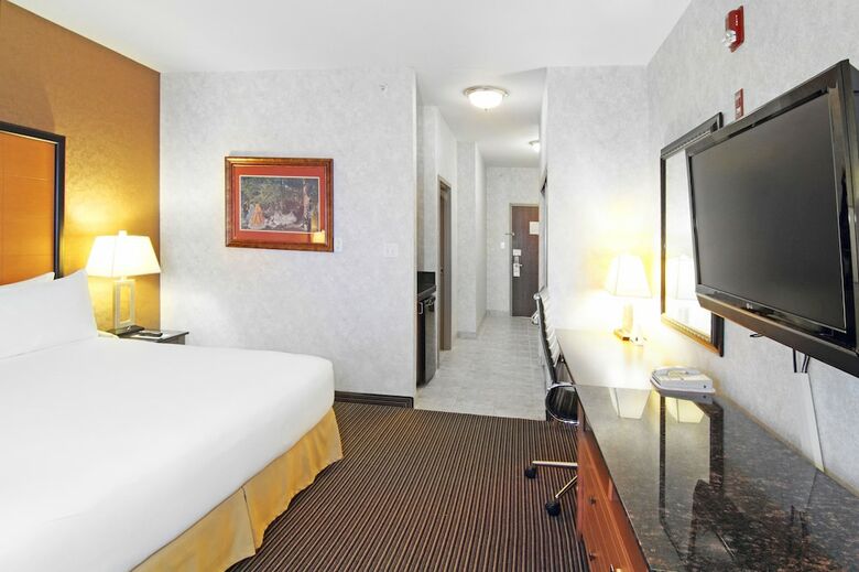 Holiday Inn Express Hotel & Suites