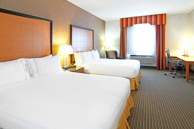 Holiday Inn Express Hotel & Suites