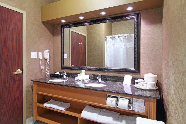 Holiday Inn Express Hotel & Suites