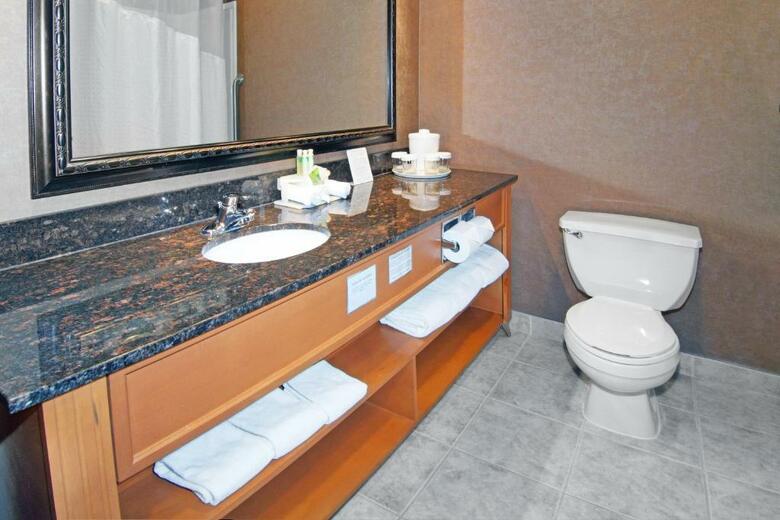 Holiday Inn Express Hotel & Suites