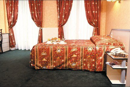 Hotel *mondial*