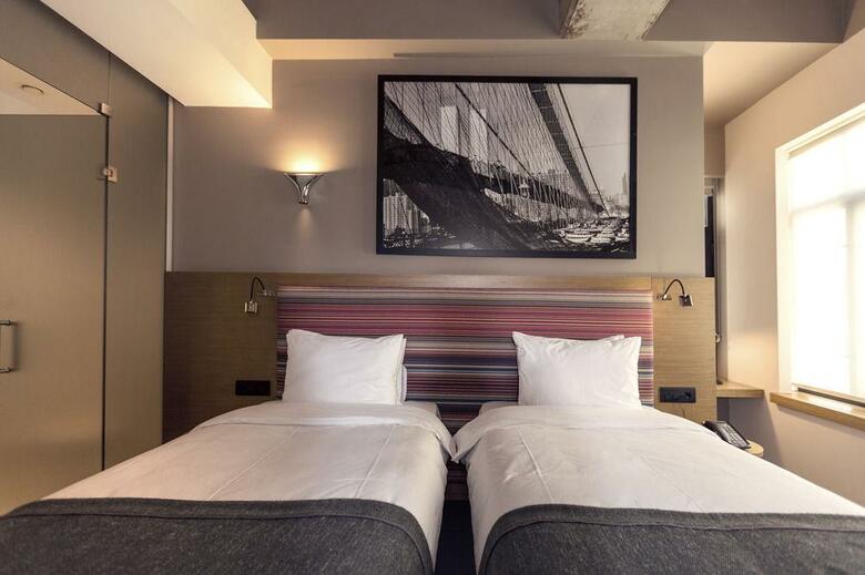 Banker Han Hotel By The Sofa