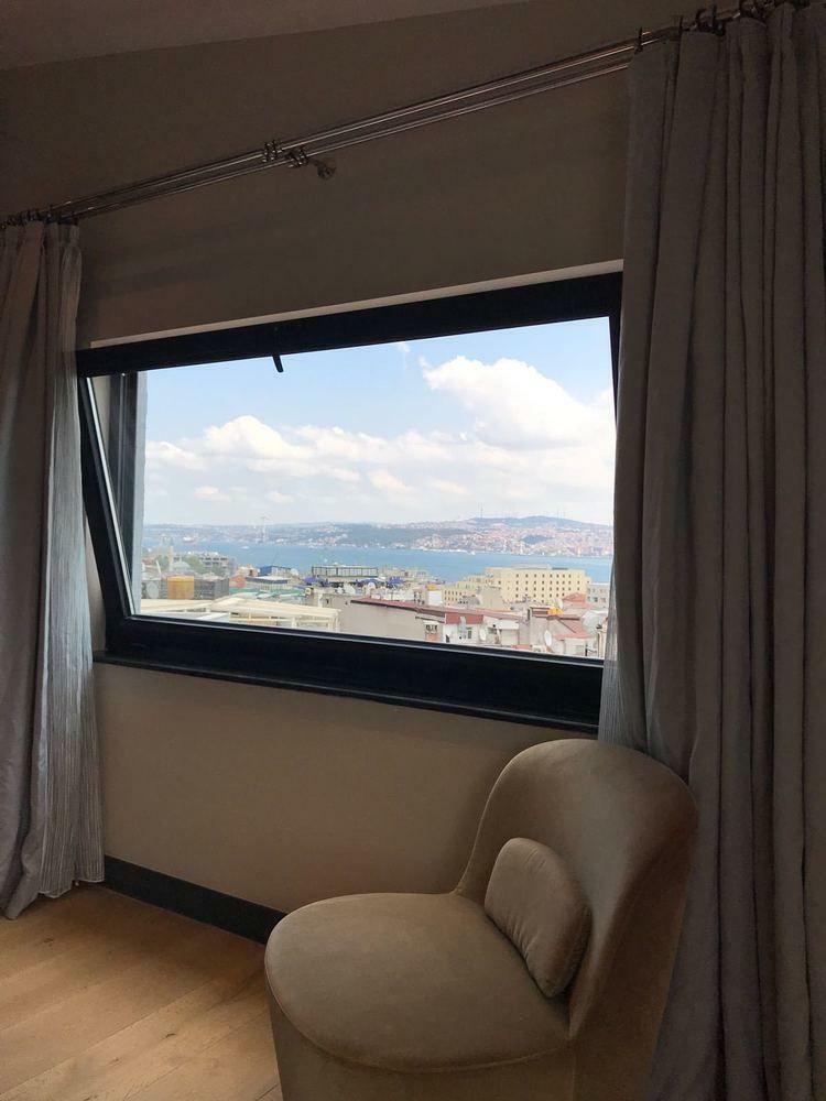 Banker Han Hotel By The Sofa