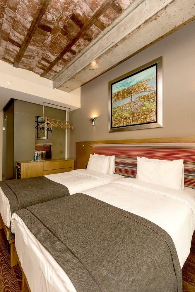 Banker Han Hotel By The Sofa