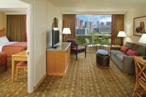 Embassy Suites Hotel - Waikiki Beach Walk