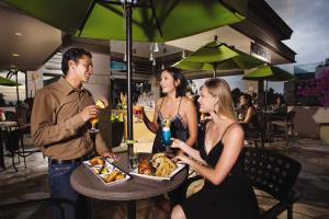 Embassy Suites Hotel - Waikiki Beach Walk