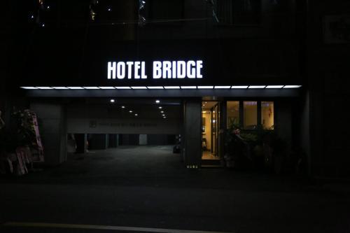 Motel Hotel Bridge