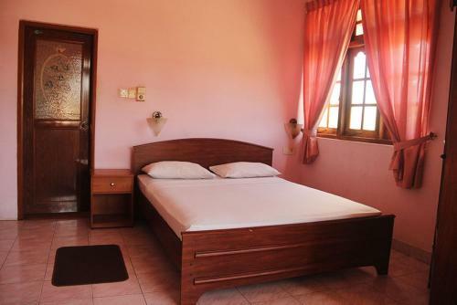 Yoho Hotel Red Rose