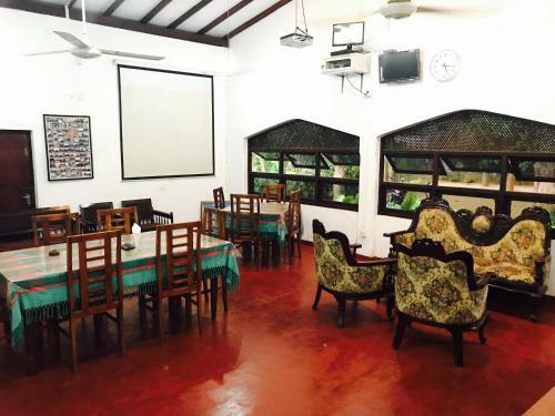 Hotel Inamaluwa Inn