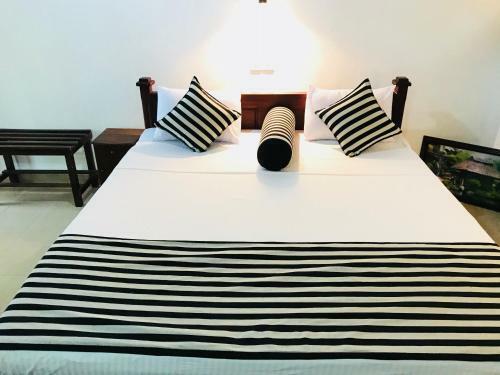 Hotel Inamaluwa Inn