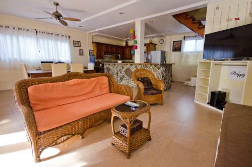 Hotel Mike's Dauin Dive Resort