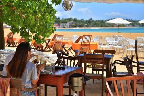 Hotel Thaproban Beach House