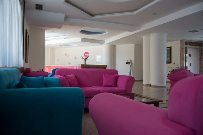 Lavris Hotel & Bungalows