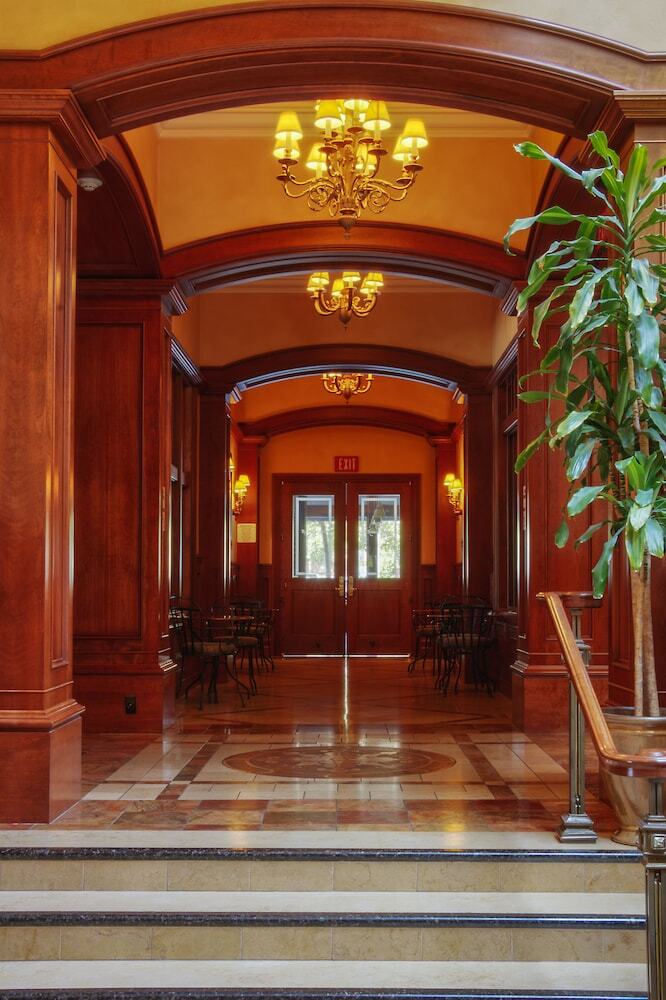Carlton Hotel