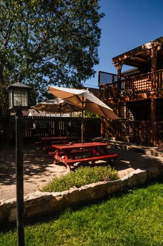 Embers Lodge & Cabins
