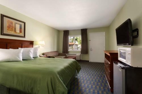 Hotel Travelodge Orange County Airport