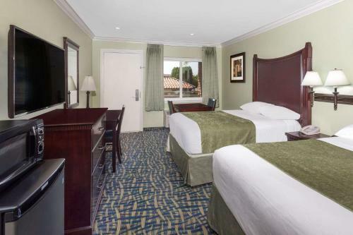 Hotel Travelodge Orange County Airport