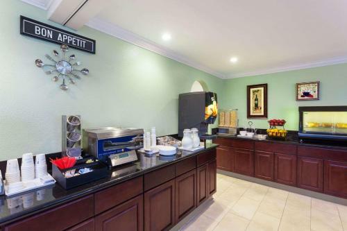 Hotel Travelodge Orange County Airport