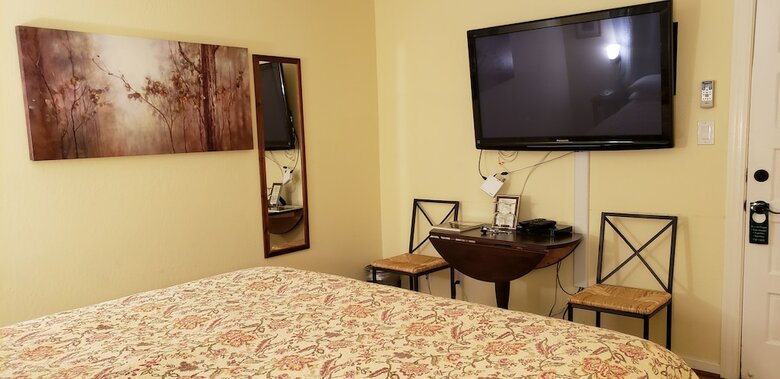 Bed & Breakfast Cabernet House, An Old World Inn