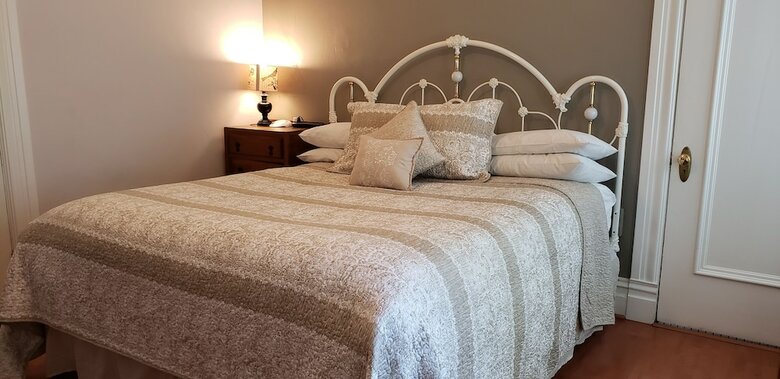 Bed & Breakfast Cabernet House, An Old World Inn