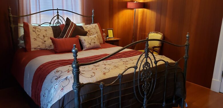 Bed & Breakfast Cabernet House, An Old World Inn