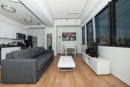 Hollywood Gallery Apartment