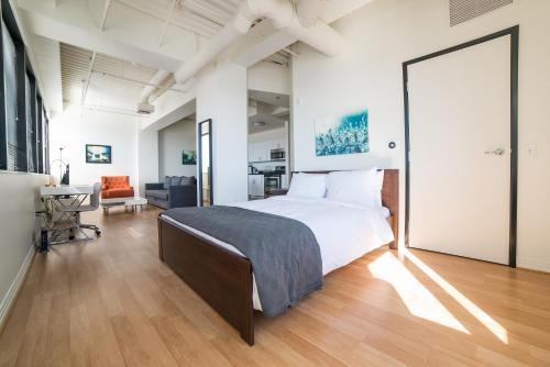 Hollywood Gallery Apartment