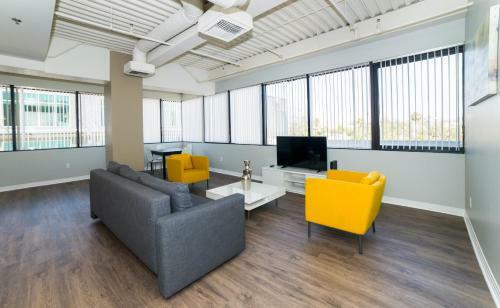 California Jewel Apartment