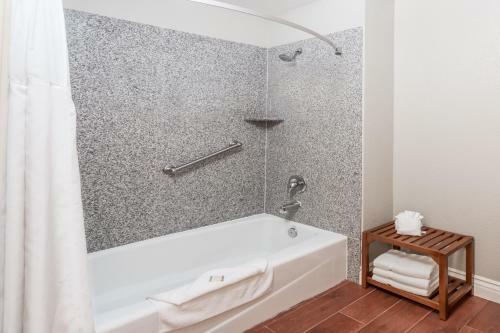 Motel Howard Johnson By Wyndham Orange Hotel & Suites