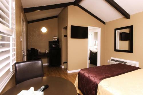 Motel Tri-valley Inn & Suites