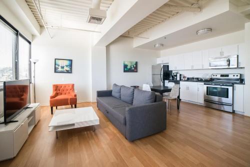 Hollywood Aurora Apartment