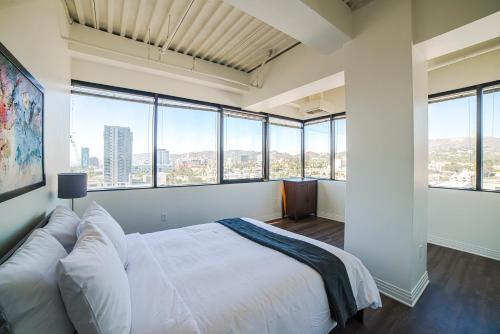 Hollywood Aurora Apartment