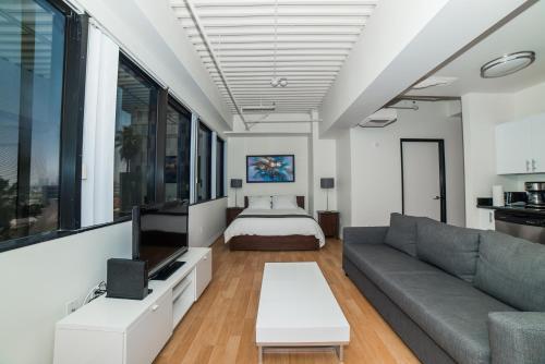 Hollywood Aurora Apartment