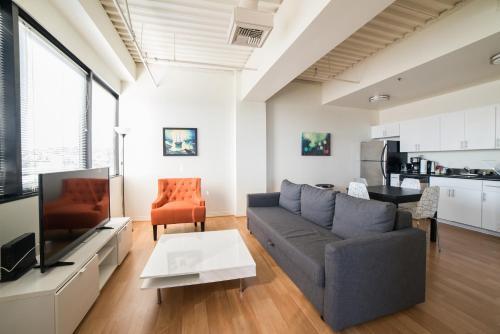 Hollywood Arch Apartment