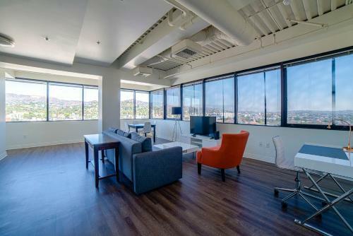 Hollywood Arch Apartment
