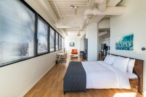 Hollywood Arch Apartment