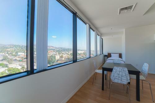 Hollywood Arch Apartment