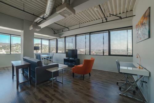 Hollywood Arch Apartment