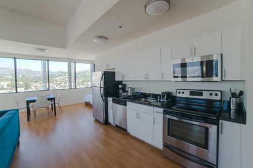 Hollywood Arch Apartment
