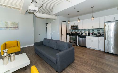Hollywood Arch Apartment