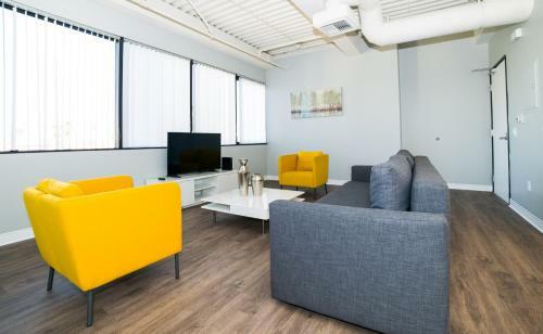 Hollywood Arch Apartment
