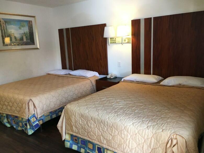 Hotel Riverside Inn & Suites