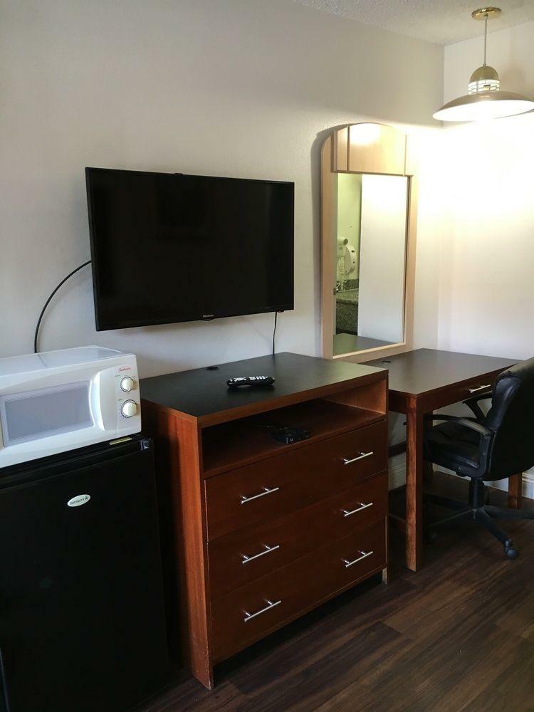 Hotel Riverside Inn & Suites