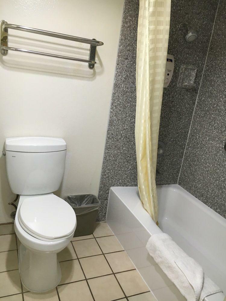 Hotel Riverside Inn & Suites