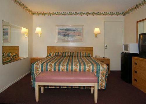 Hotel Riverside Inn & Suites