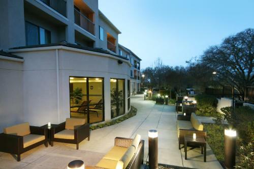 Hotel Courtyard Roseville