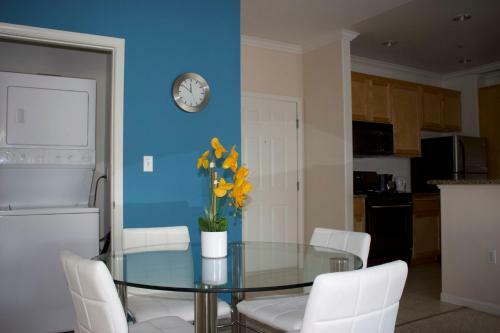 Luxury Apartment Near The Grove